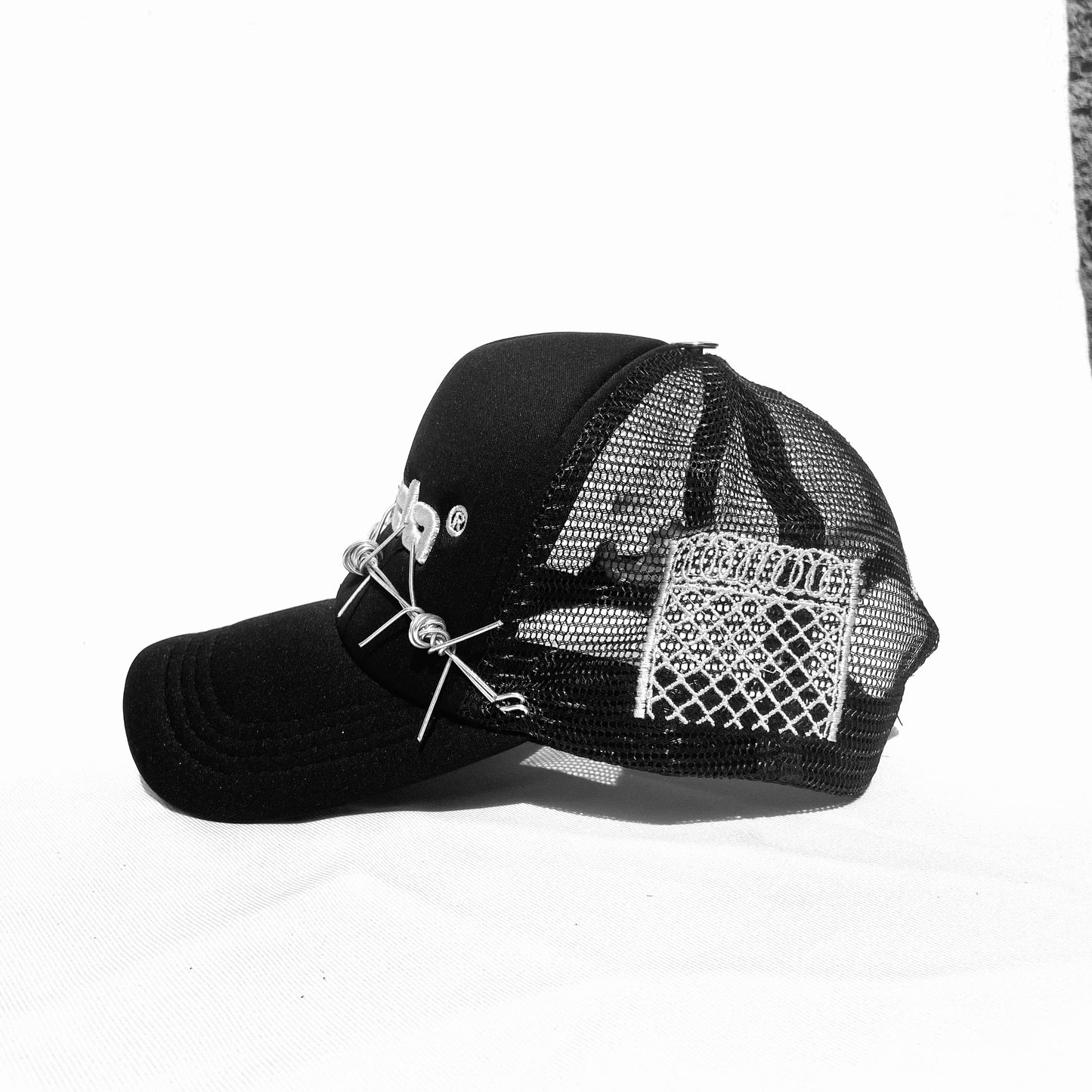 pālida® - SELF DeFENSE™ trucker hat