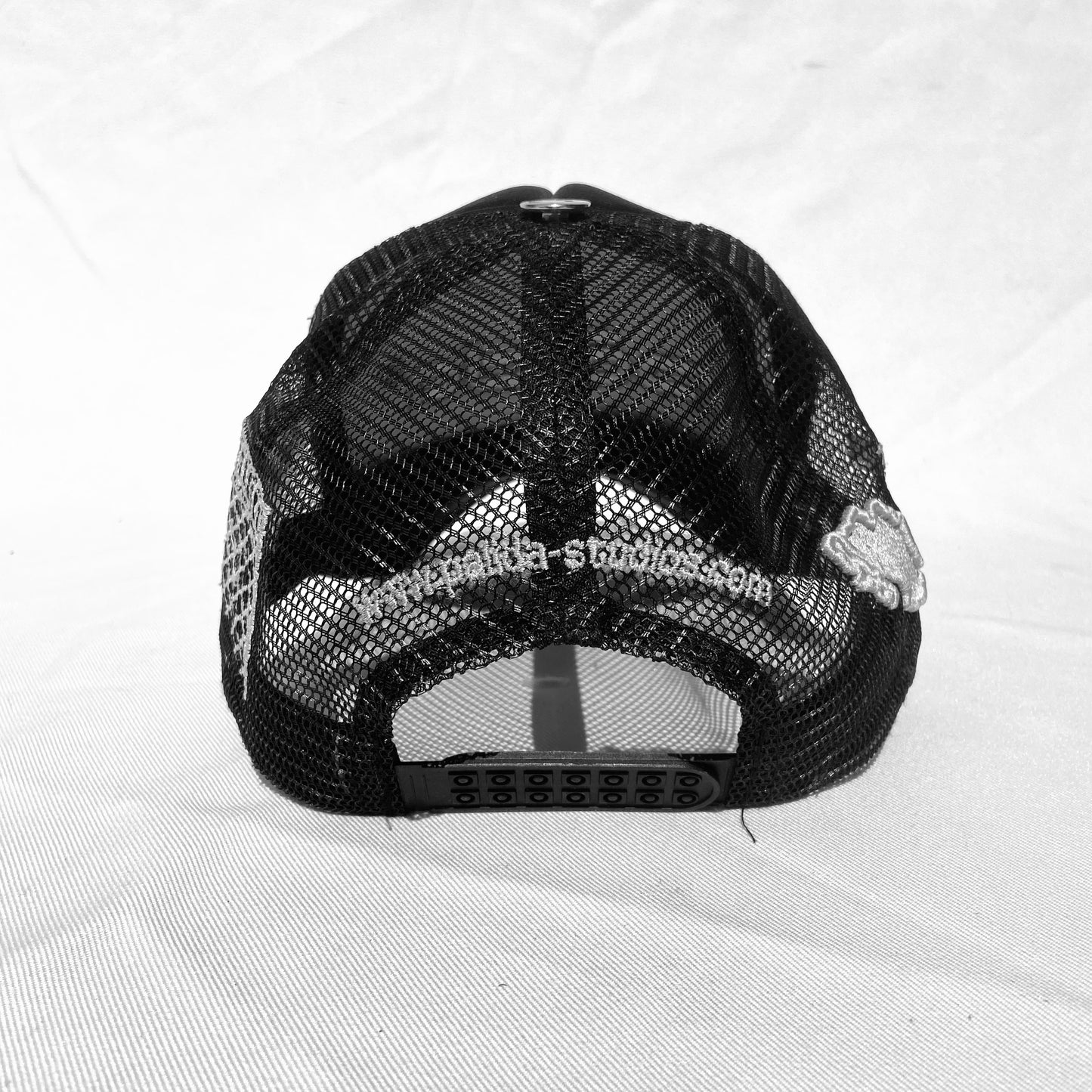 pālida® - SELF DeFENSE™ trucker hat
